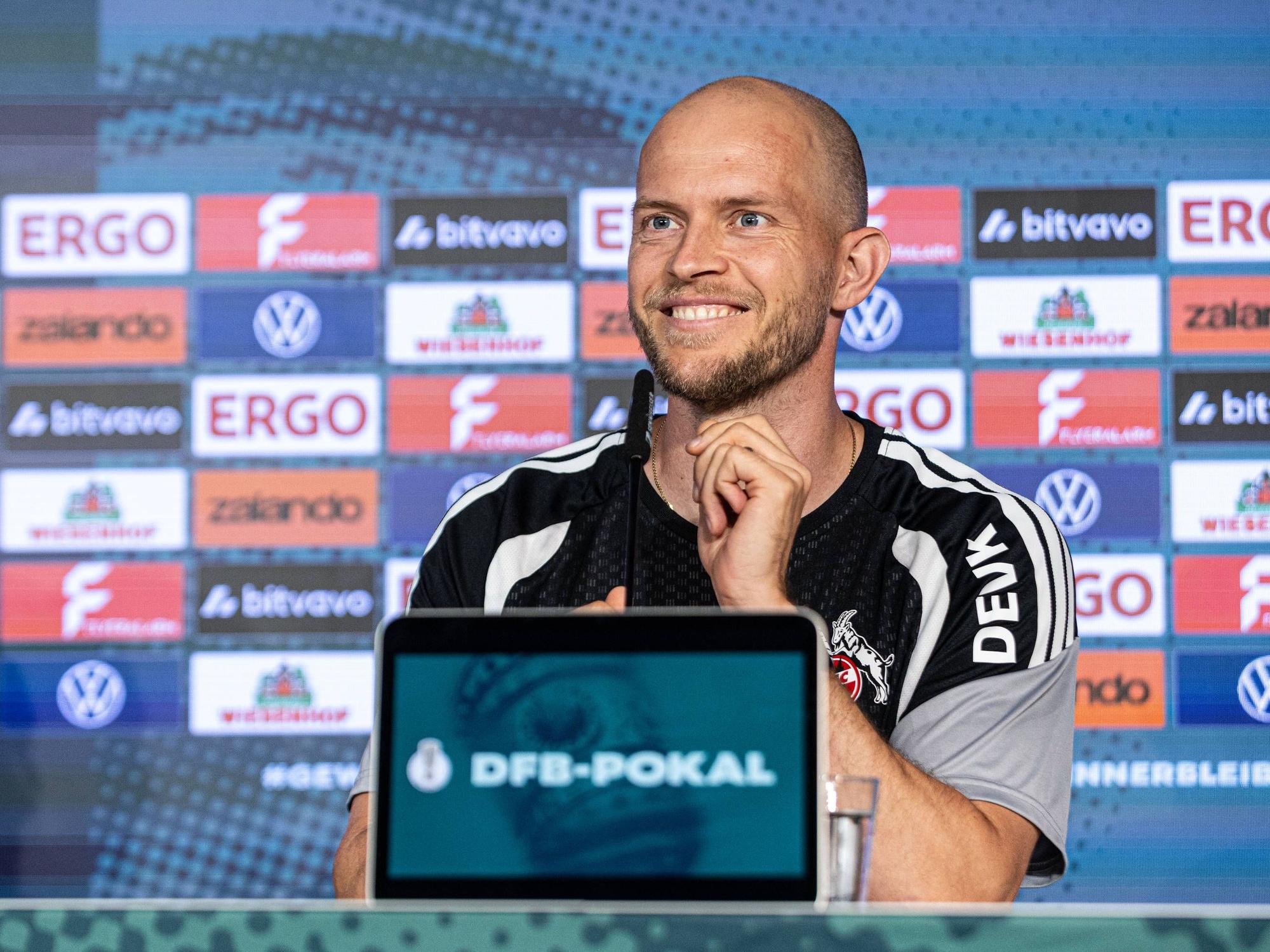 René Wagner auf einer Pressekonferenz.