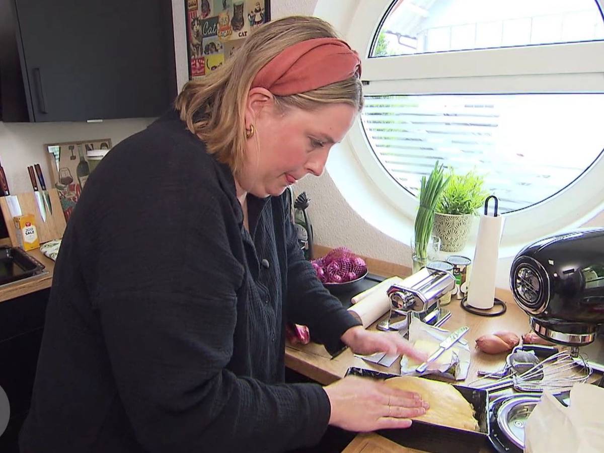 Konzentriert bearbeitet Allie (36) den Briocheteig für ihr French-Toast-Dessert. (Bild: RTL)
