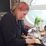 Konzentriert bearbeitet Allie (36) den Briocheteig für ihr French-Toast-Dessert. (Bild: RTL)