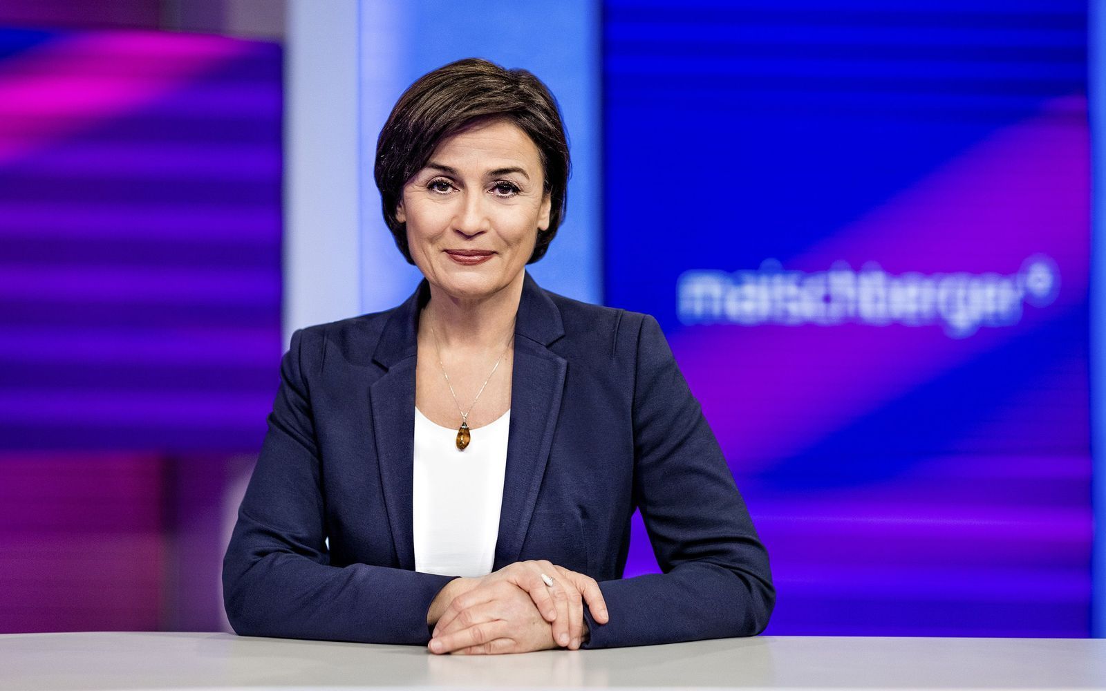 Seit 2002 moderiert Sandra Maischberger die nach ihr benannte Talkshow im Ersten - aktuell läuft sie unter dem Titel „maischberger“. (Bild: WDR/Thomas Kierok)