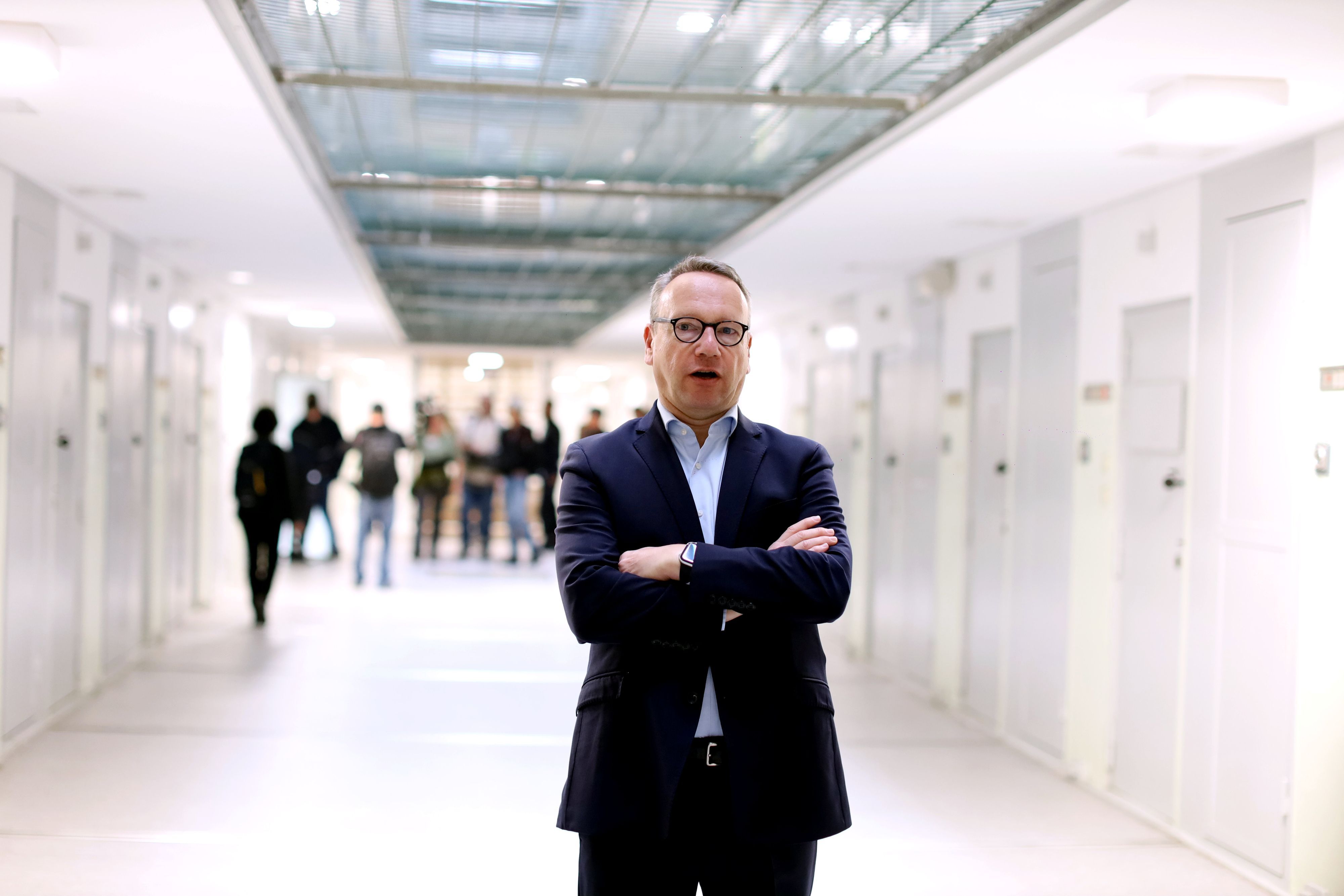 Justizminister Benjamin Limbach im Haus 11 in der Justizvollzugsanstalt Köln.