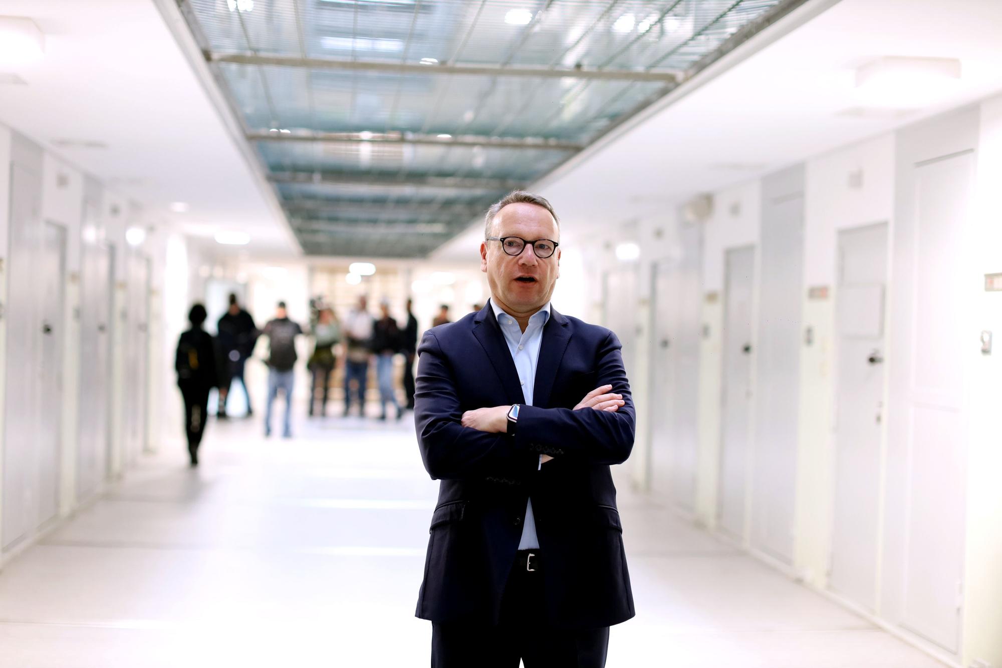 Justizminister Benjamin Limbach im Haus 11 in der Justizvollzugsanstalt Köln.