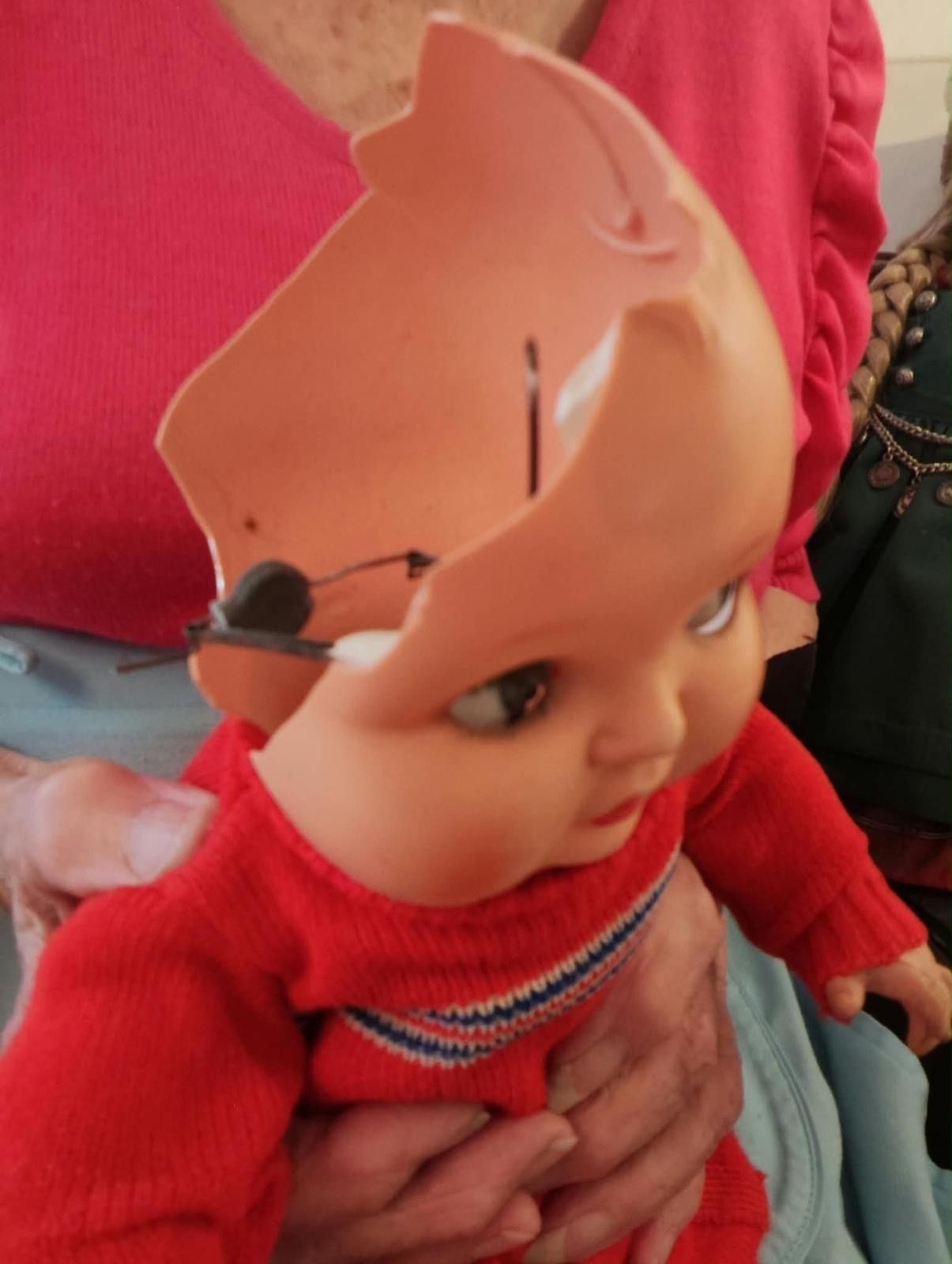 Der Puppe fehlt die Hälfte des Kopfes.