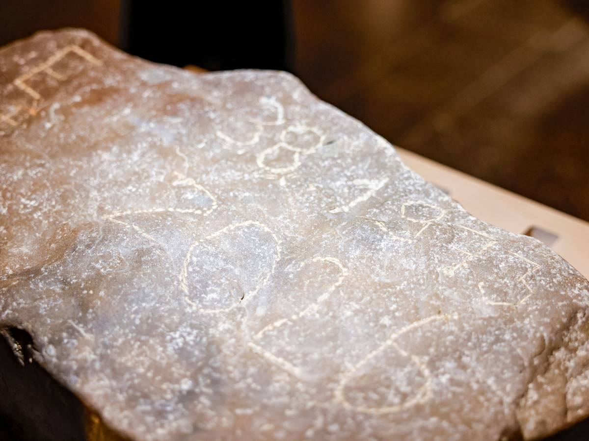 Ein im Haus der Geschichte ausgestellter Hungerstein mit eingeritzten Jahreszahlen. Wenn der Rhein Niedrigwasser hat, kommen sogenannte Hungersteine zum Vorschein – Steine, die nur bei einem extrem niedrigen Wasserstand an die Oberfläche kommen und in denen eingeritzte Jahreszahlen an Perioden besonderer Trockenheit erinnern.