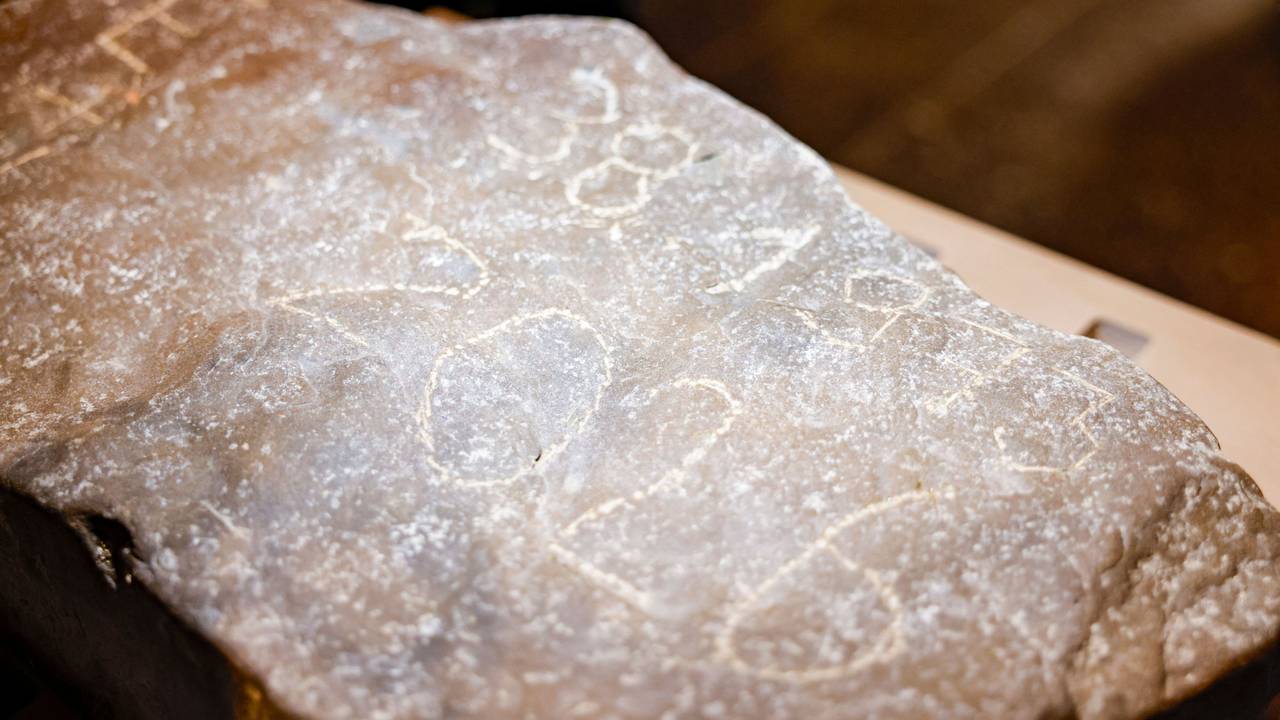 Ein im Haus der Geschichte ausgestellter Hungerstein mit eingeritzten Jahreszahlen. Wenn der Rhein Niedrigwasser hat, kommen sogenannte Hungersteine zum Vorschein – Steine, die nur bei einem extrem niedrigen Wasserstand an die Oberfläche kommen und in denen eingeritzte Jahreszahlen an Perioden besonderer Trockenheit erinnern.