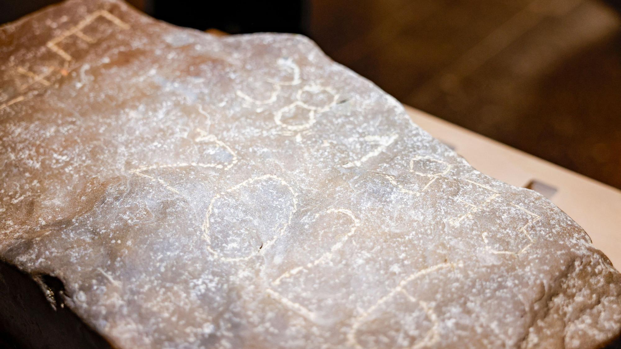 Ein im Haus der Geschichte ausgestellter Hungerstein mit eingeritzten Jahreszahlen. Wenn der Rhein Niedrigwasser hat, kommen sogenannte Hungersteine zum Vorschein – Steine, die nur bei einem extrem niedrigen Wasserstand an die Oberfläche kommen und in denen eingeritzte Jahreszahlen an Perioden besonderer Trockenheit erinnern.