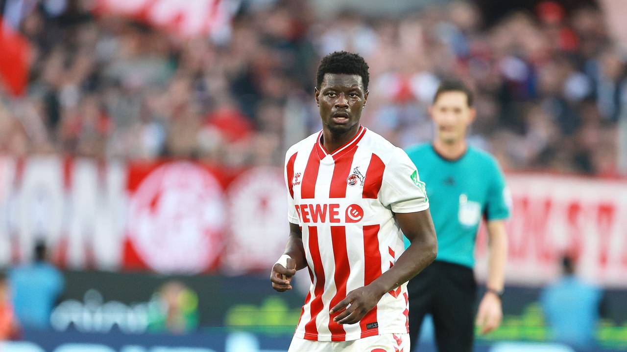 Ragnar Ache steht für den FC auf dem Feld, hinter ihm steht ein Schiedsrichter.