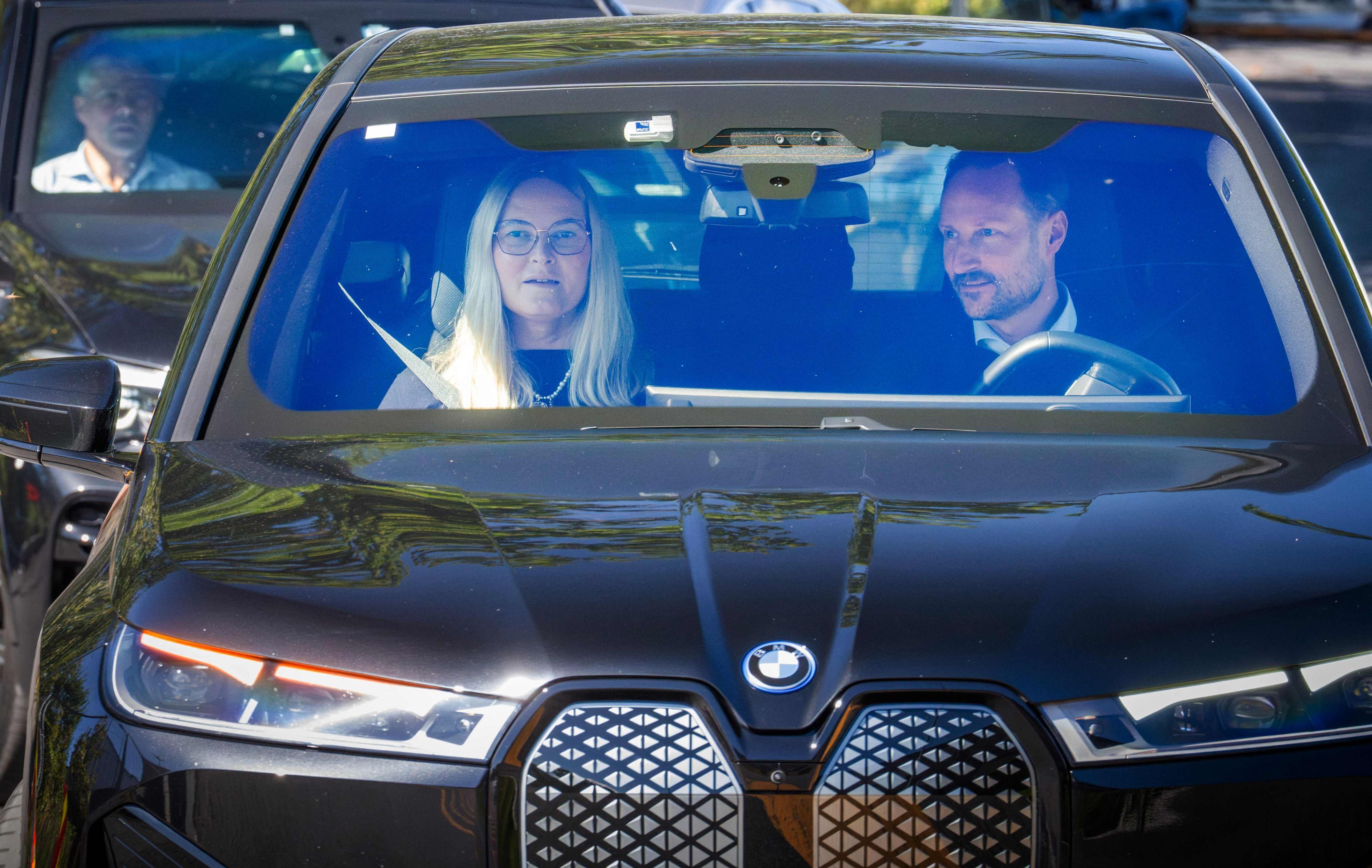 Kronprinz Haakon und Kronprinzessin Mette-Marit sitzen im Auto.