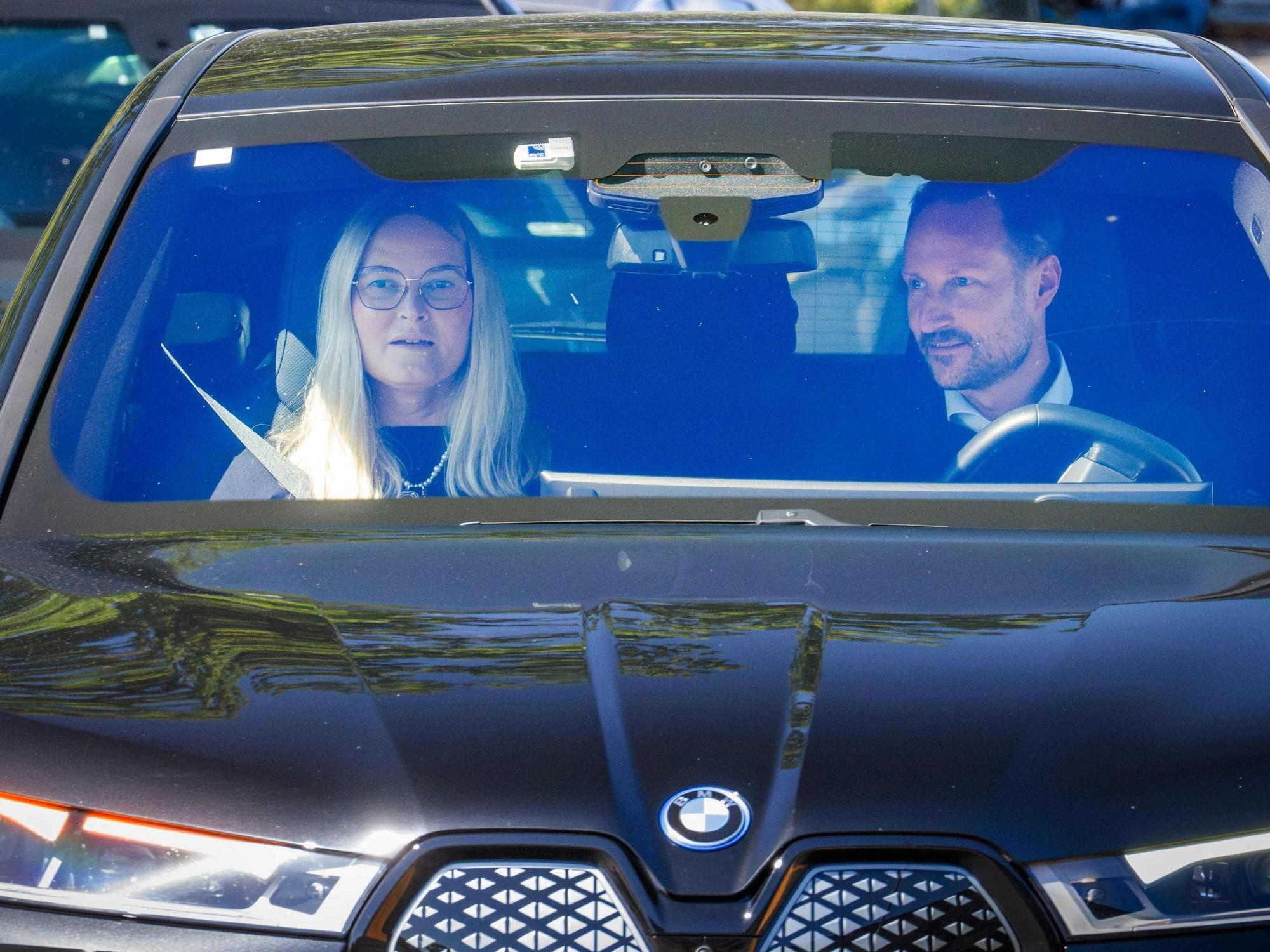Kronprinz Haakon und Kronprinzessin Mette-Marit sitzen im Auto.
