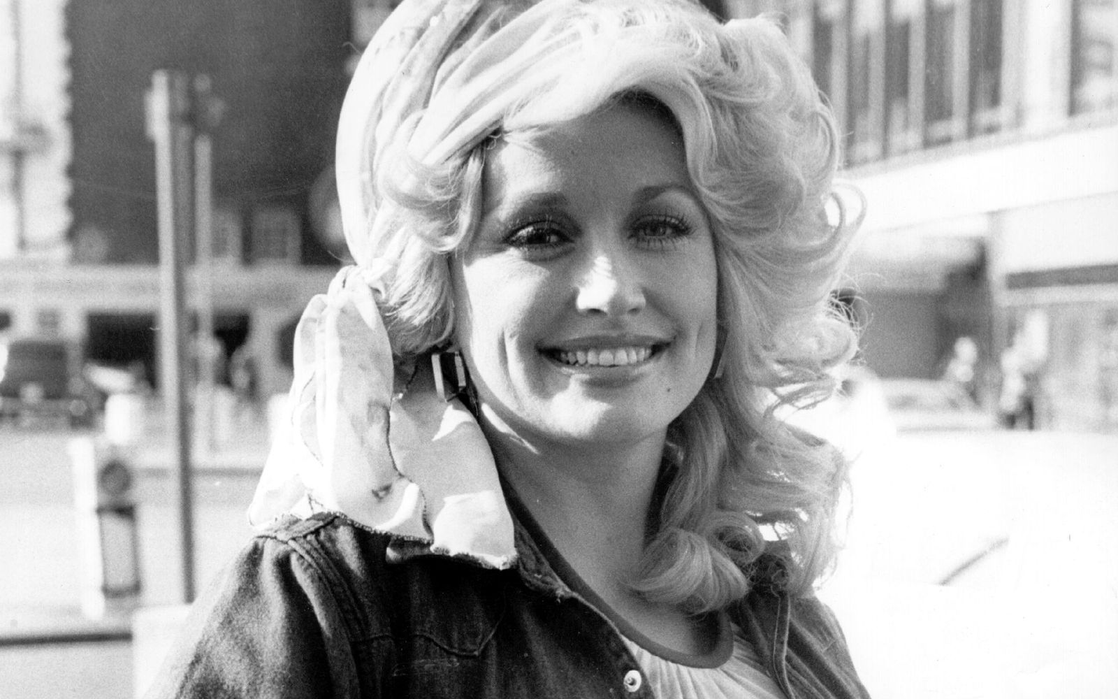 Dolly Parton im Jahr 1977: Mit Hits wie „Jolene“ und „9 to 5“ brachte sie den Country in die Pop-Charts. (Bild: Keystone/Getty Images)