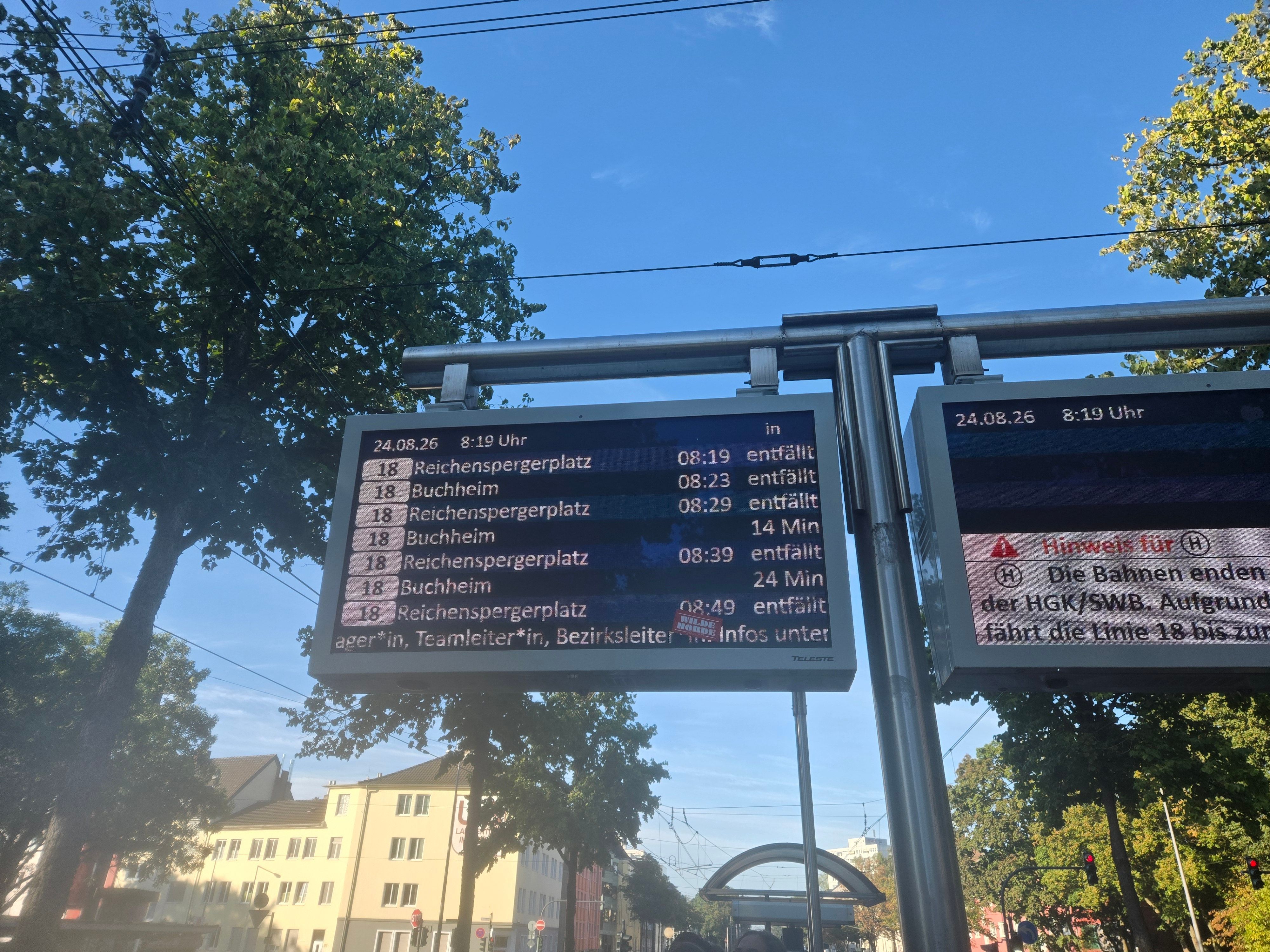 Auf einer Anzeigetafel steht hinter mehreren Abfahrtszeiten der Linie 18 das Wort entfällt.