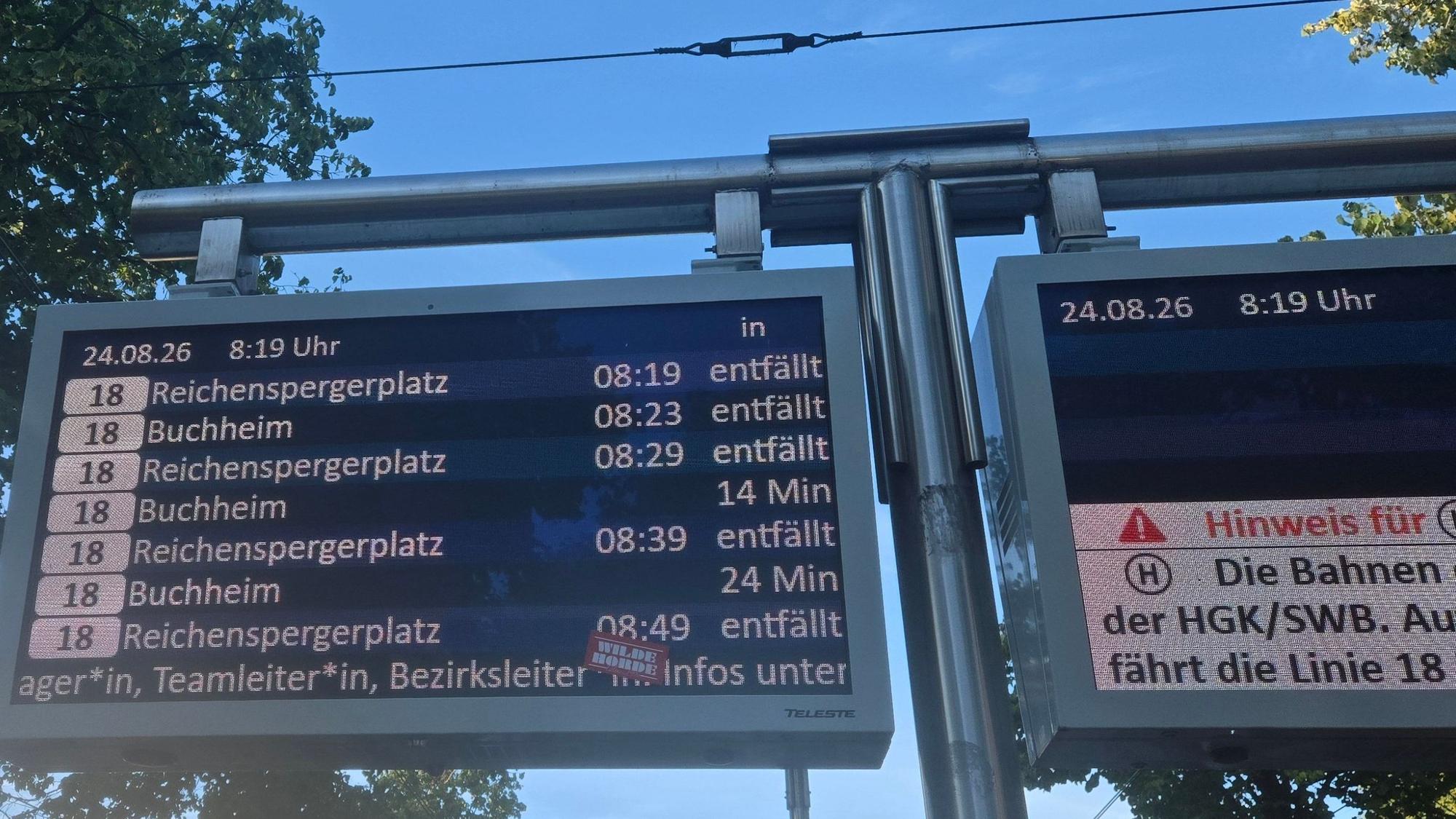 Auf einer Anzeigetafel steht hinter mehreren Abfahrtszeiten der Linie 18 das Wort entfällt.