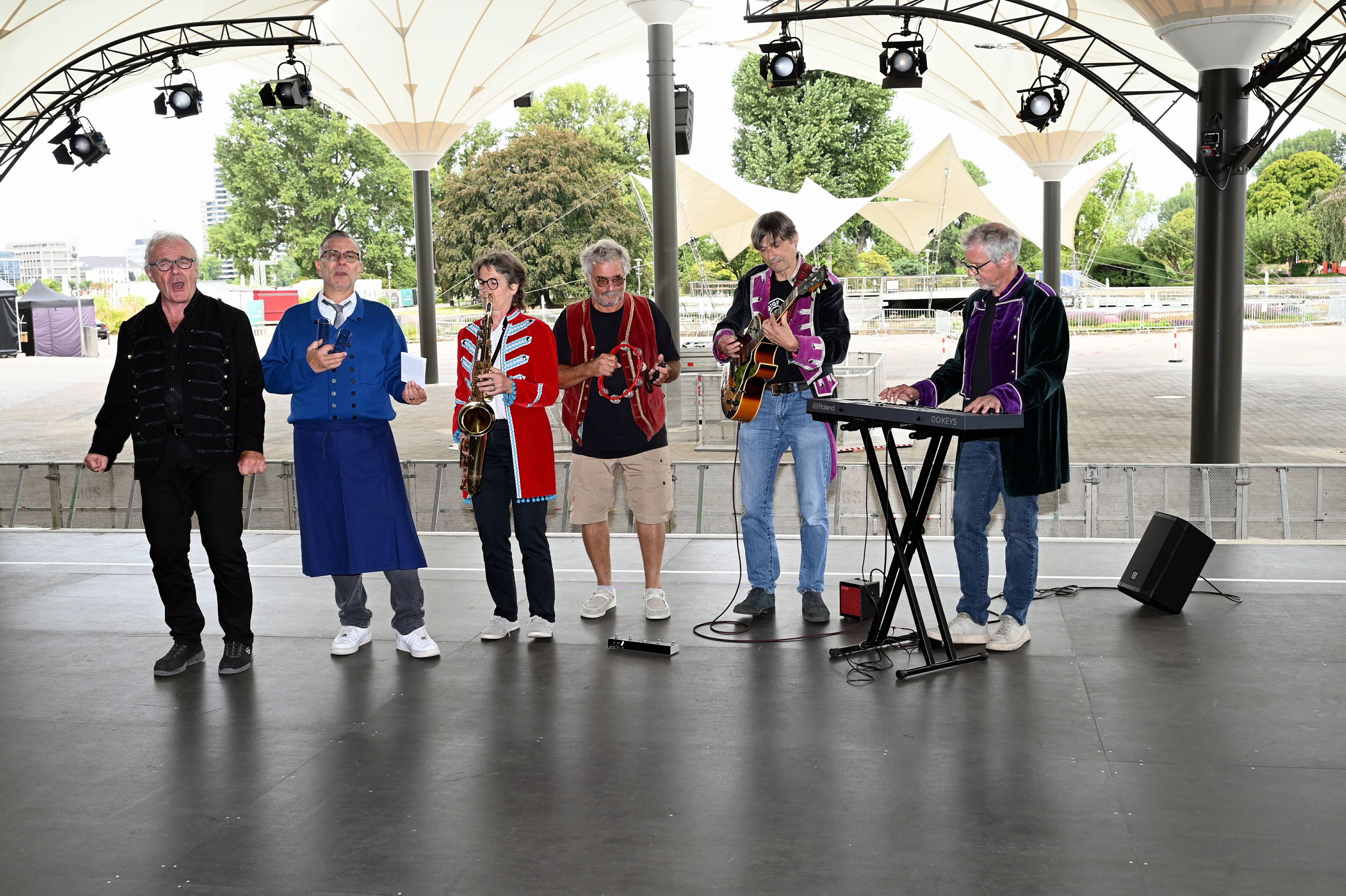 Die Band Köbes Underground auf der Bühne im Tanzbrunnen.