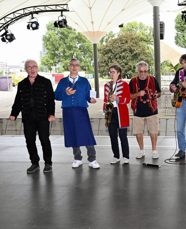 Die Band Köbes Underground auf der Bühne im Tanzbrunnen.