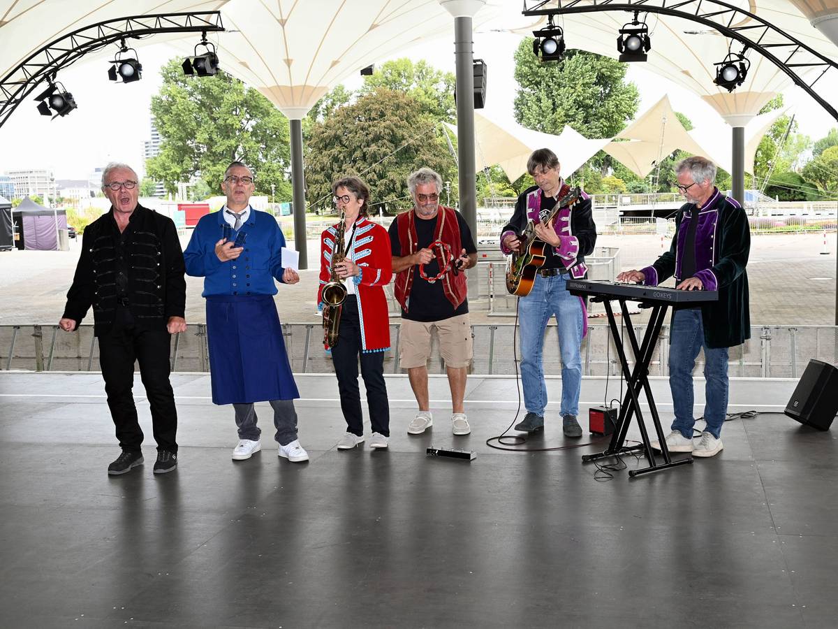 Die Band Köbes Underground auf der Bühne im Tanzbrunnen.
