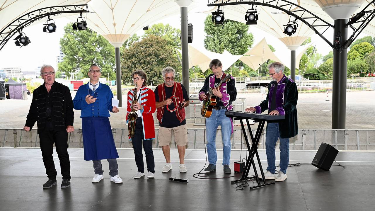 Die Band Köbes Underground auf der Bühne im Tanzbrunnen.
