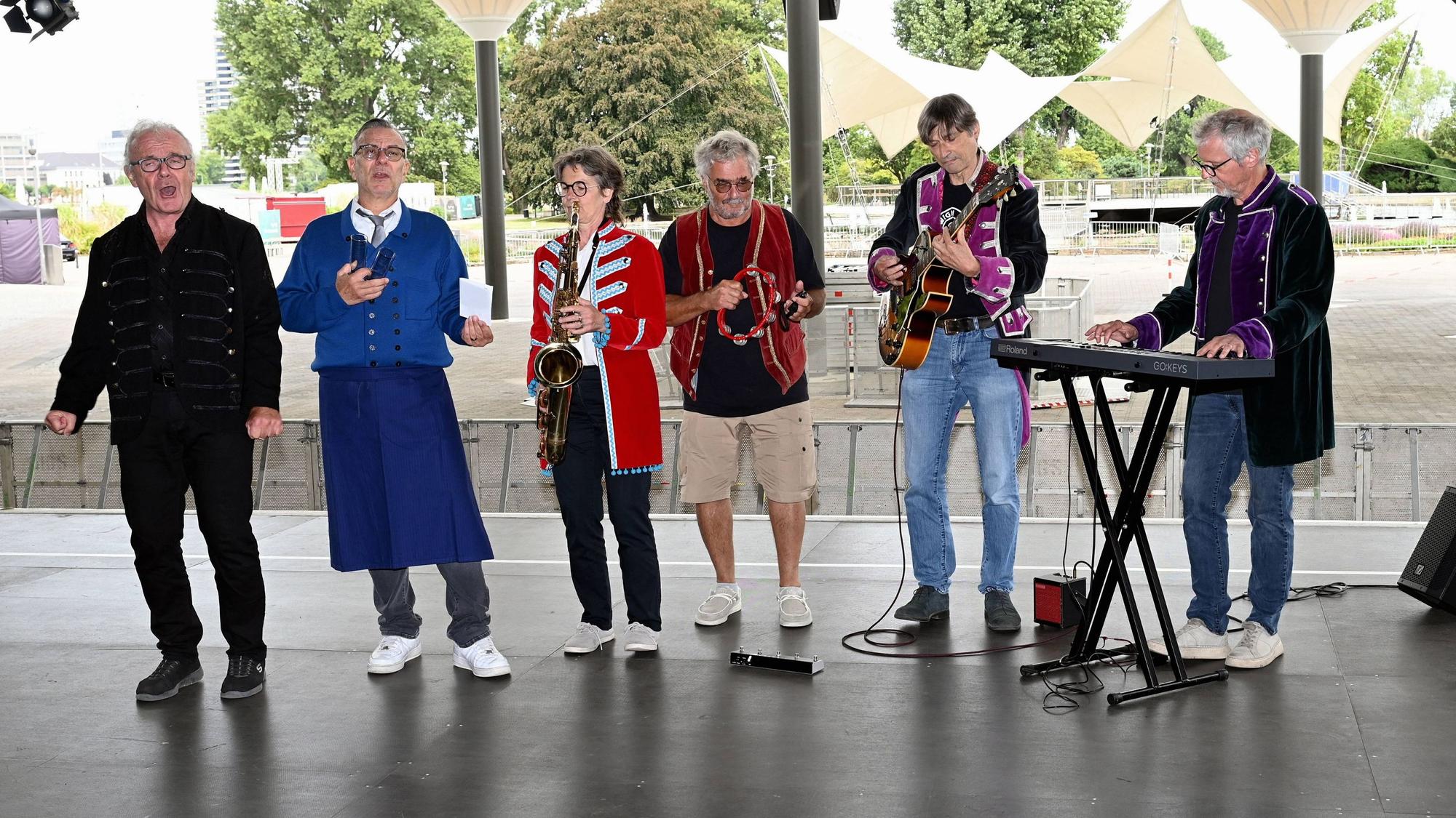 Die Band Köbes Underground auf der Bühne im Tanzbrunnen.