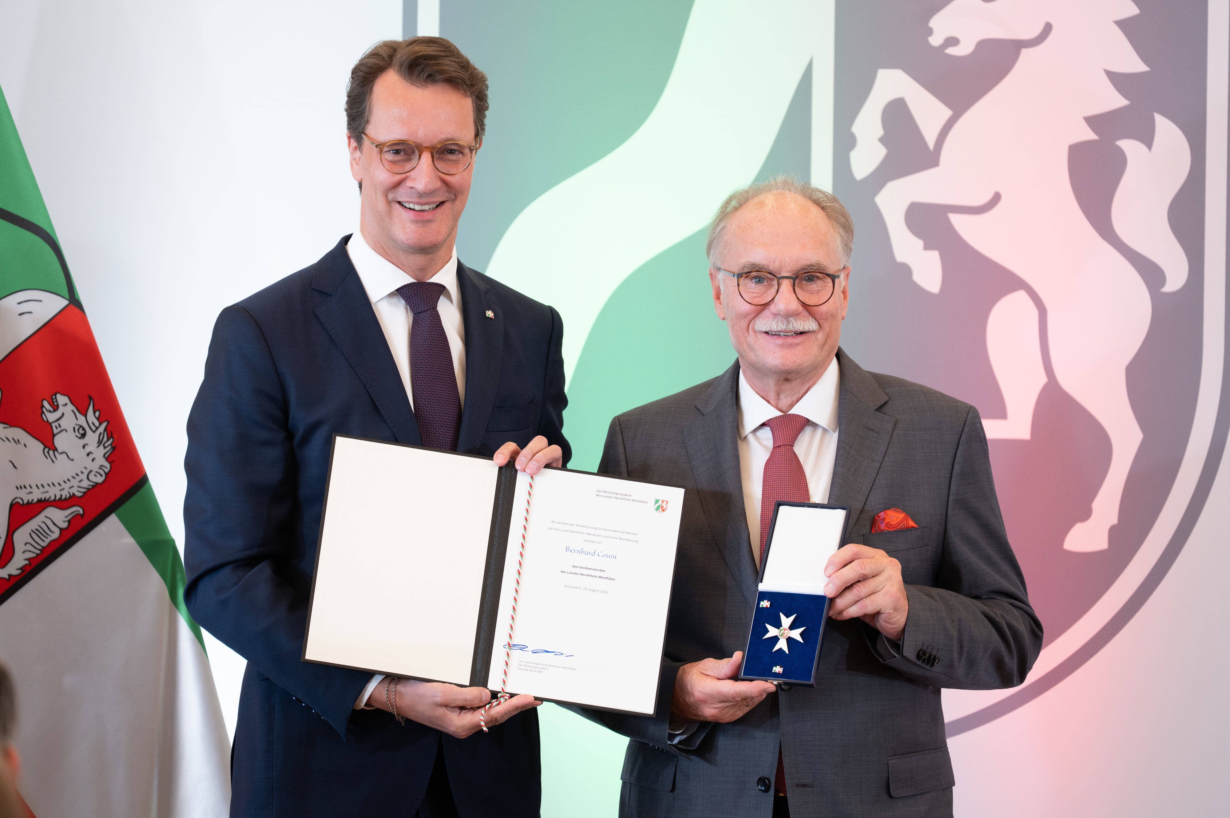 Bernhard Conin wird von Hendrik Wüst ausgezeichnet.