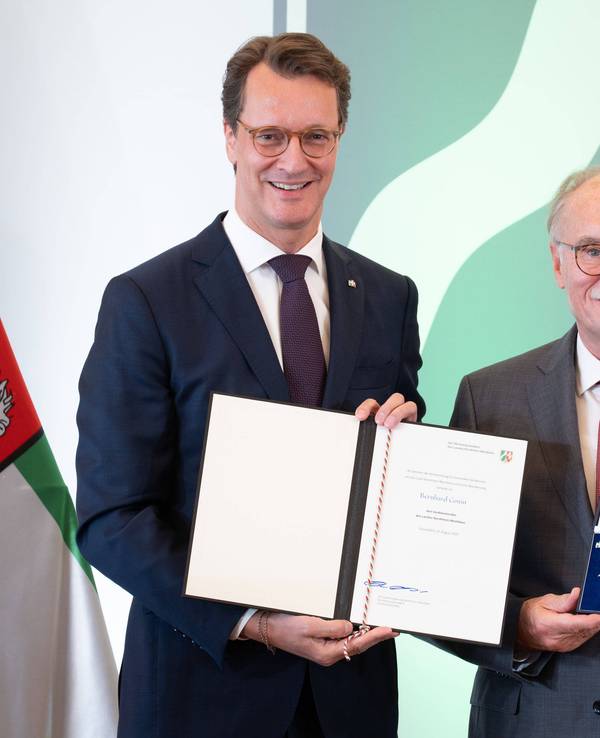 Bernhard Conin wird von Hendrik Wüst ausgezeichnet.