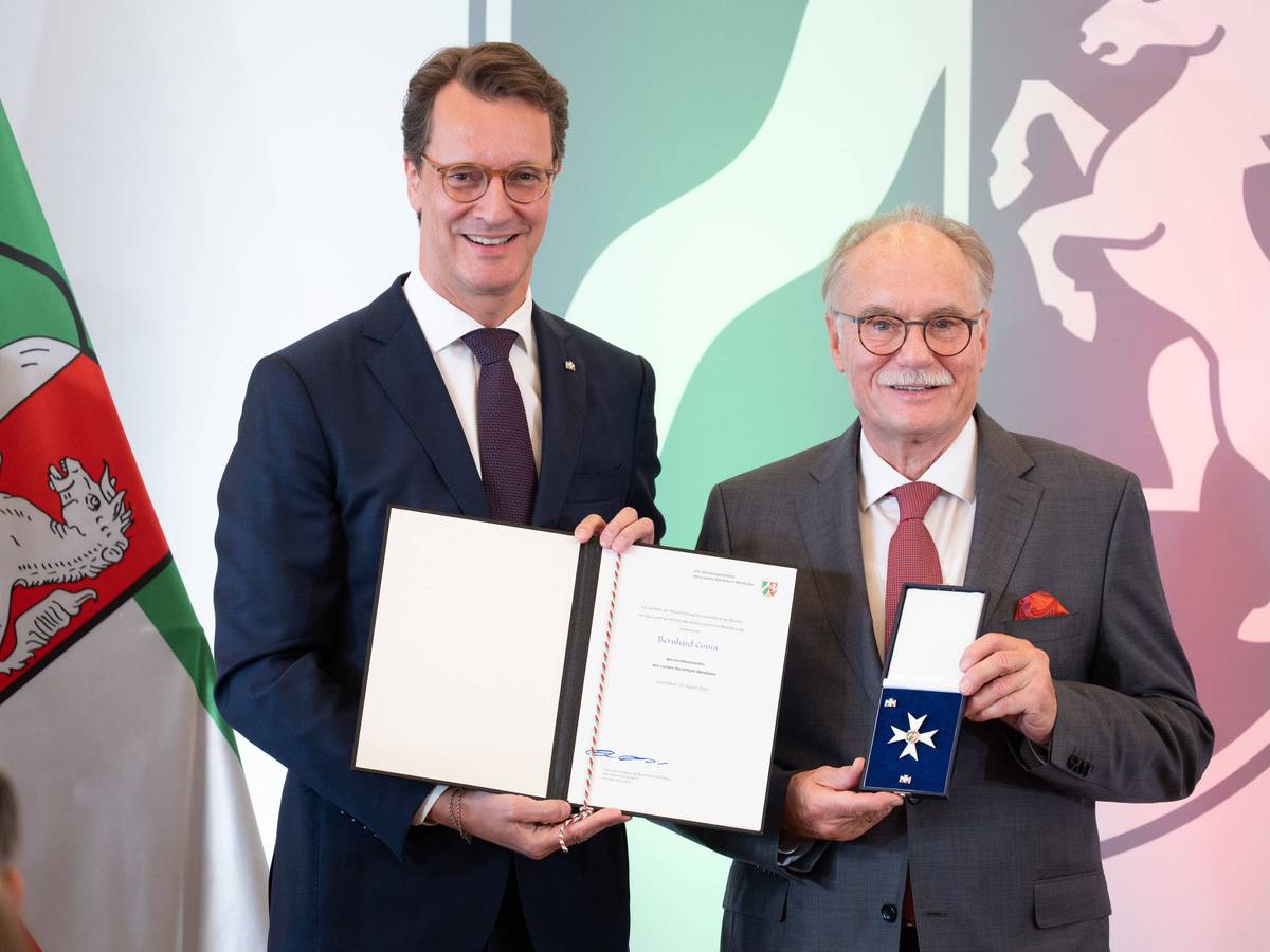 Bernhard Conin wird von Hendrik Wüst ausgezeichnet.