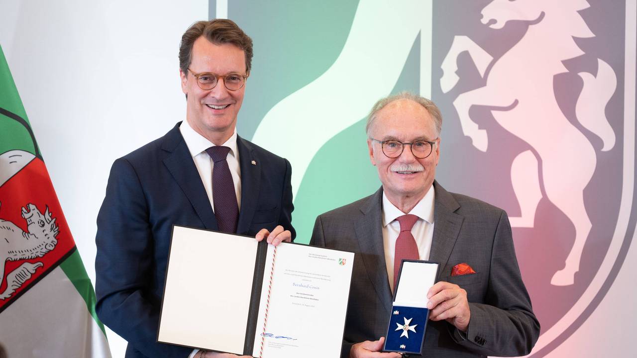 Bernhard Conin wird von Hendrik Wüst ausgezeichnet.