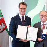 Bernhard Conin wird von Hendrik Wüst ausgezeichnet.