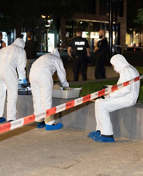 Drei Personen in Schutzanzügen sind an einem Tatort im Einsatz.
