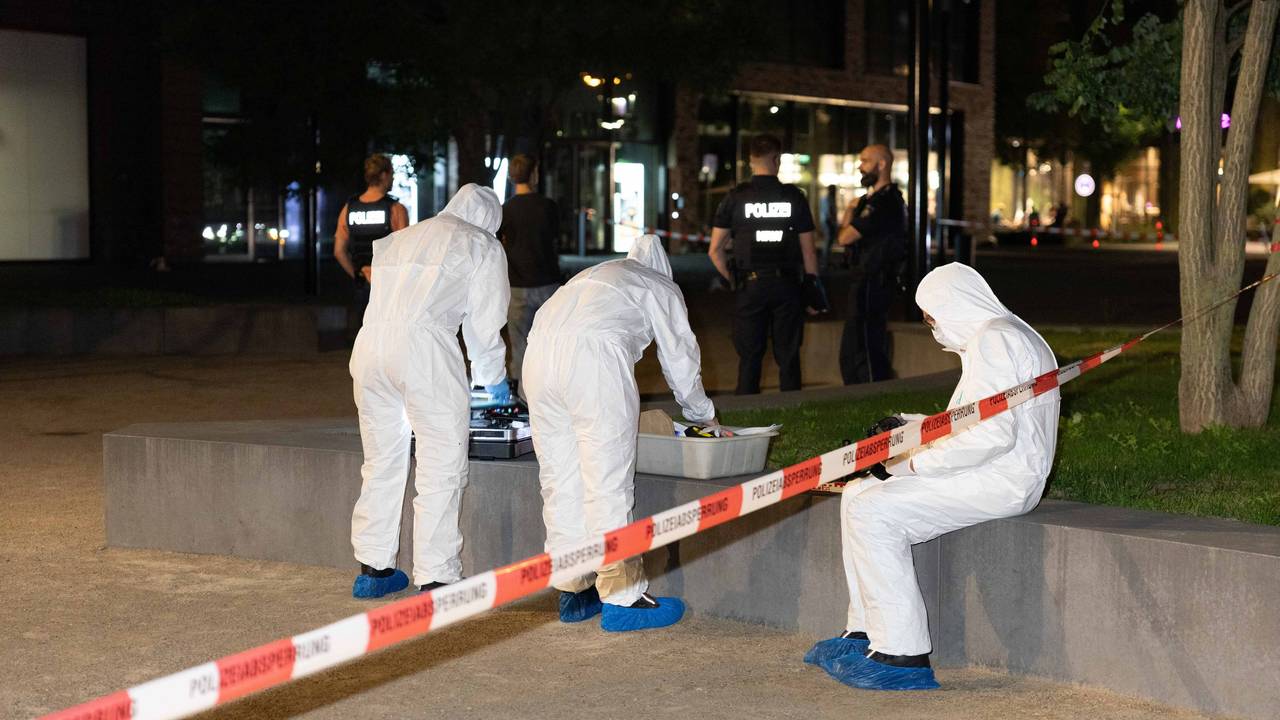 Drei Personen in Schutzanzügen sind an einem Tatort im Einsatz.