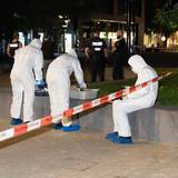 Drei Personen in Schutzanzügen sind an einem Tatort im Einsatz.
