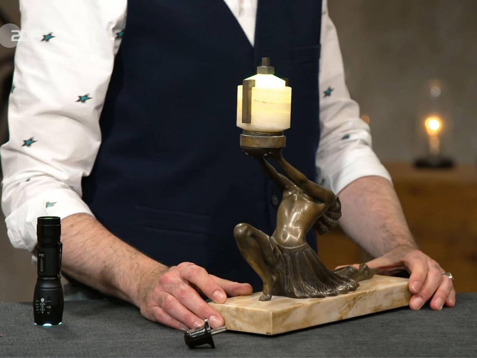 „Das auf dem richtigen Schreibtisch - ein Träumchen!“, sinnierte Lichter über die Leuchte mit Bronzefigur. Stolze 2.000 Euro schwebten Anna und Lukas vor, doch Colmar Schulte-Goltz bremste auf 800. Die beiden lehnten ab und nahmen die Lichtgestalt wieder mit nach Hause. (Bild: ZDF)