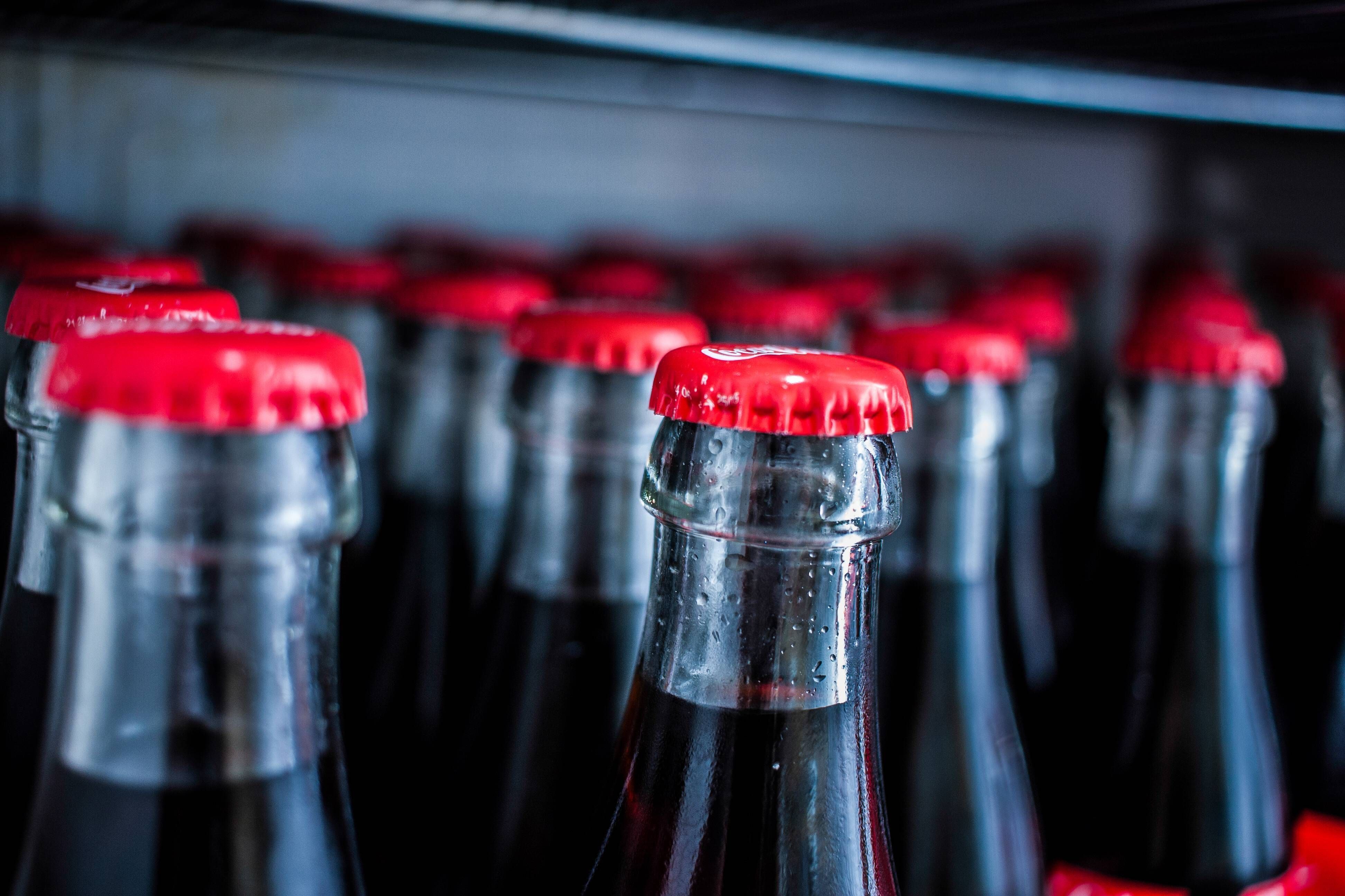 Flaschenhälse Coca Cola Light / Zero Erfrischungsgetränke gekühlt Cola Flaschen in Kühlschrank