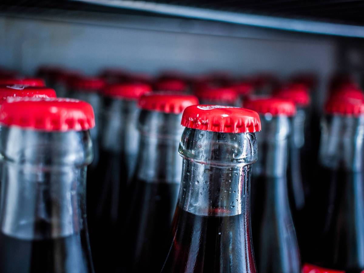Flaschenhälse Coca Cola Light / Zero Erfrischungsgetränke gekühlt Cola Flaschen in Kühlschrank