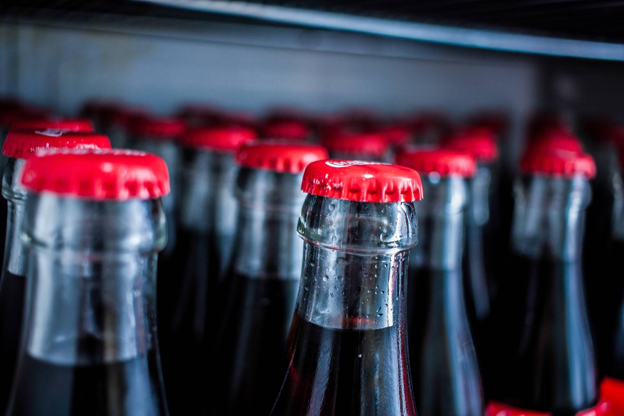 Flaschenhälse Coca Cola Light / Zero Erfrischungsgetränke gekühlt Cola Flaschen in Kühlschrank