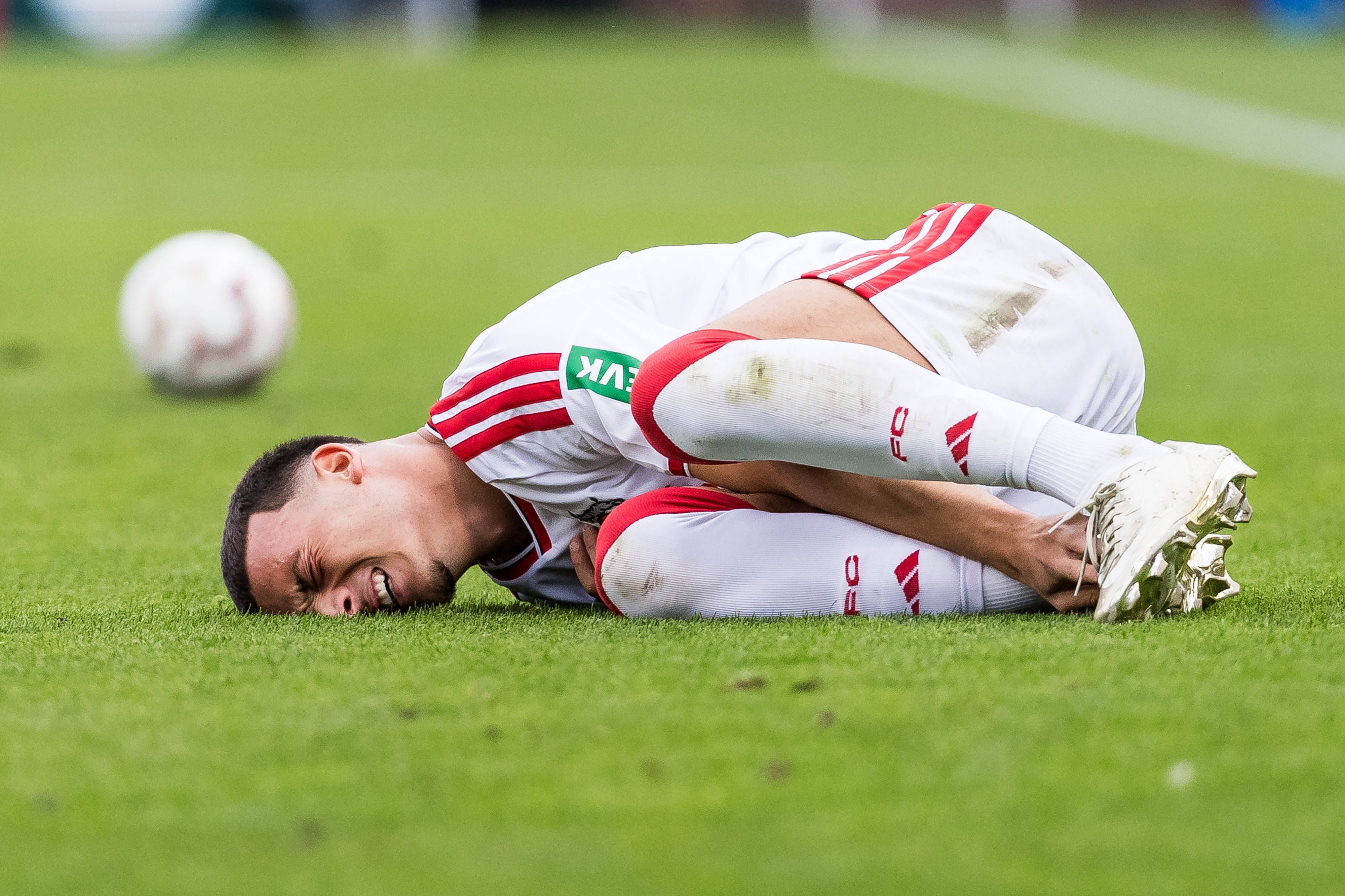 Said El Mala liegt mit schmerzverzerrtem Gesicht auf dem Boden.