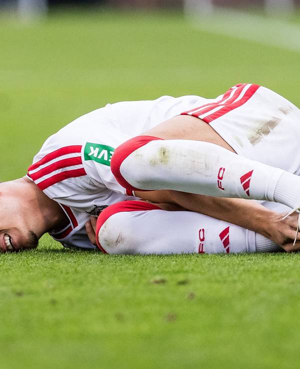 Said El Mala liegt mit schmerzverzerrtem Gesicht auf dem Boden.