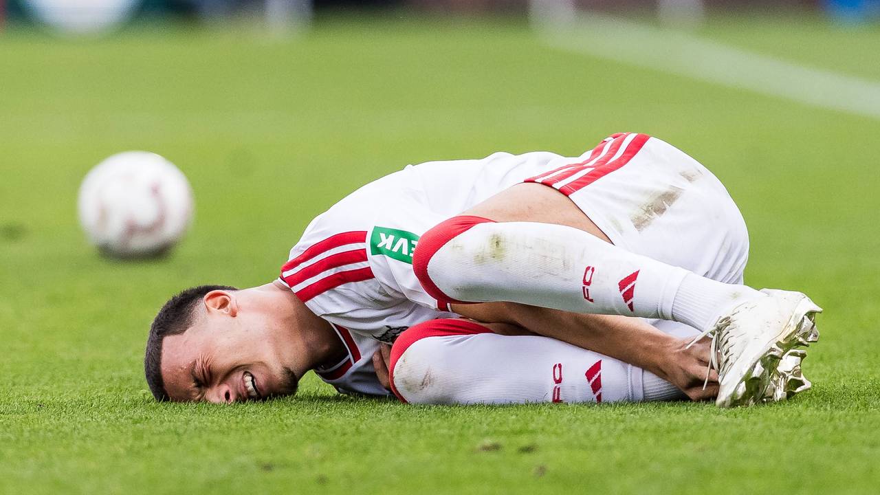 Said El Mala liegt mit schmerzverzerrtem Gesicht auf dem Boden.