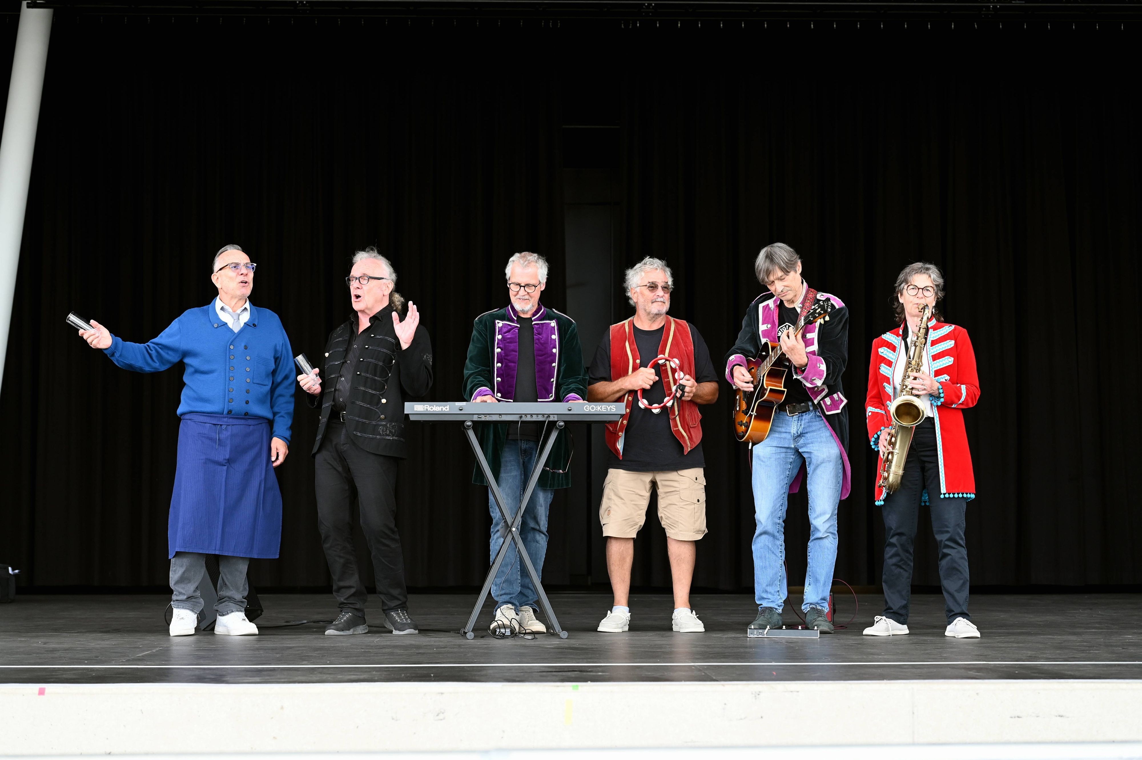 Die Band Köbes Underground auf der Bühne im Tanzbrunnen.