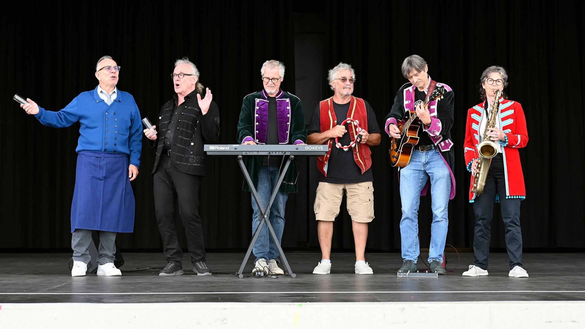 Die Band Köbes Underground auf der Bühne im Tanzbrunnen.