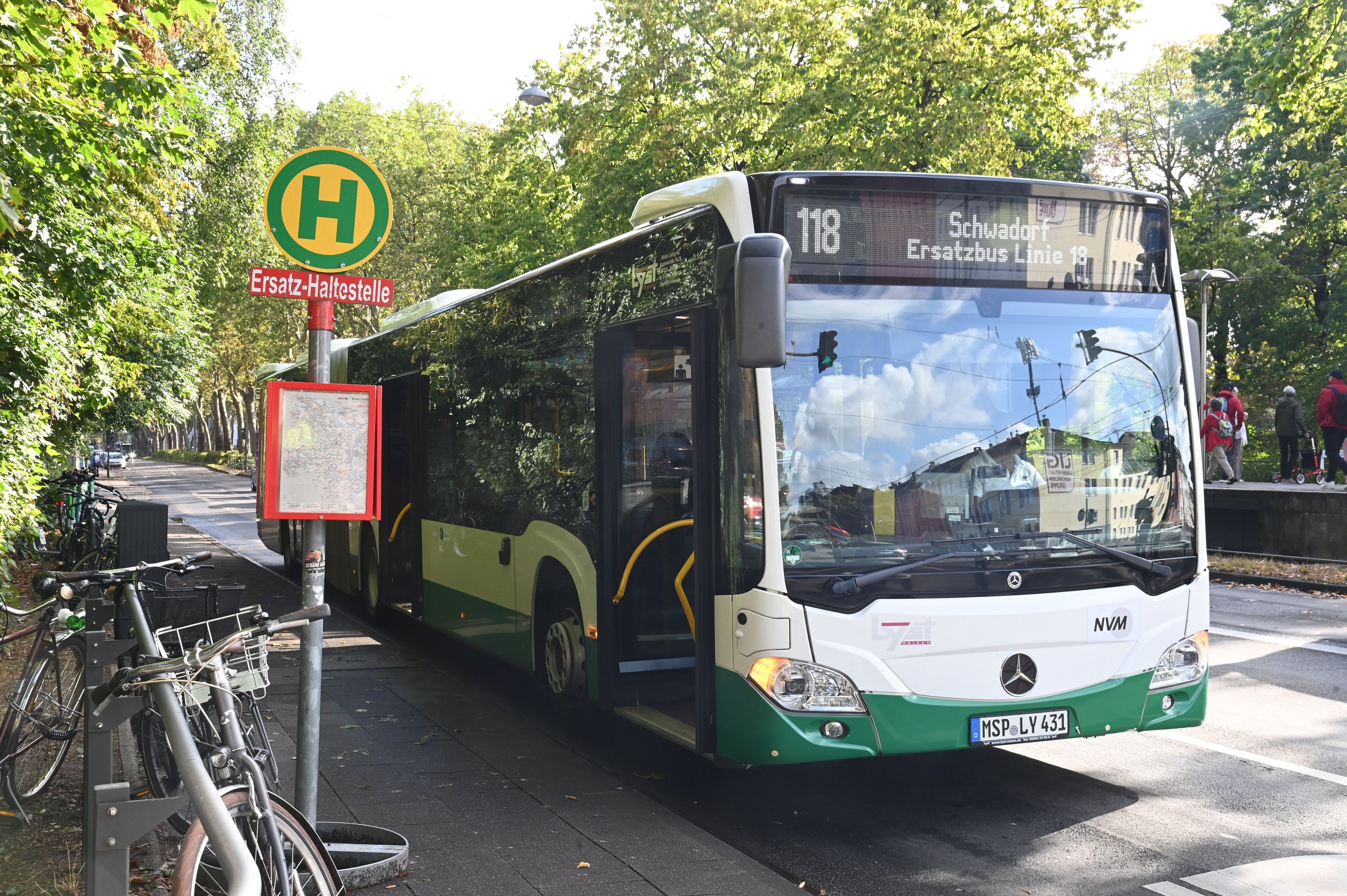 Ein Ersatzbus steht an der Ersatzhaltestelle Klettenbergpark.