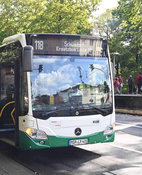 Ein Ersatzbus steht an der Ersatzhaltestelle Klettenbergpark.