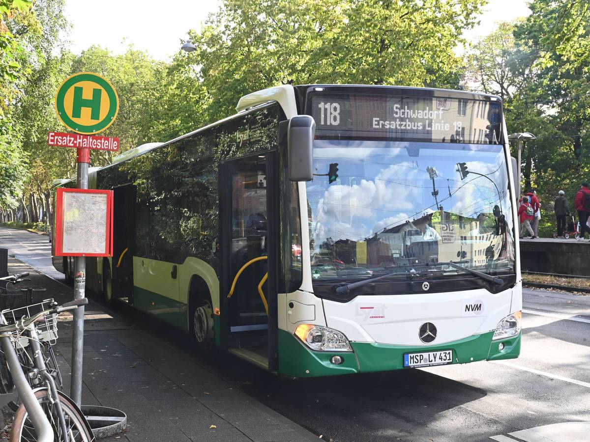 Ein Ersatzbus steht an der Ersatzhaltestelle Klettenbergpark.