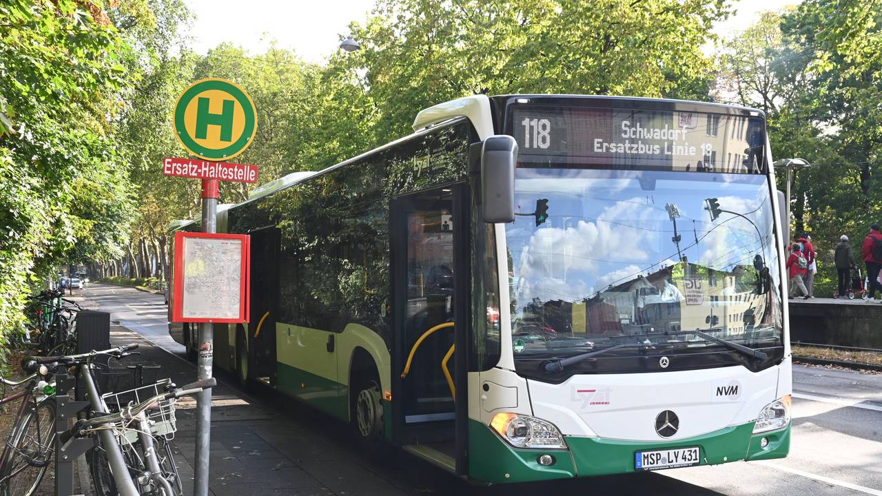 Ein Ersatzbus steht an der Ersatzhaltestelle Klettenbergpark.