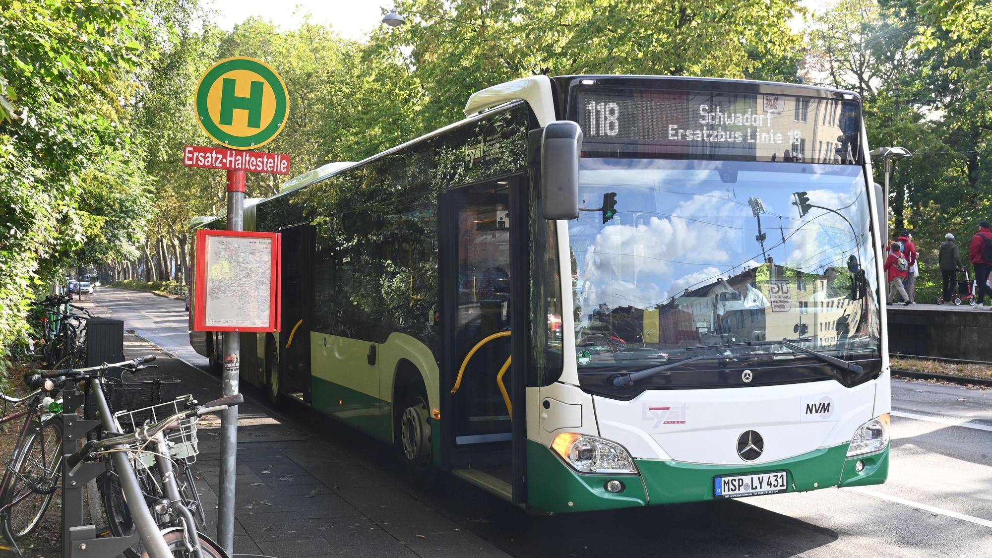 Ein Ersatzbus steht an der Ersatzhaltestelle Klettenbergpark.