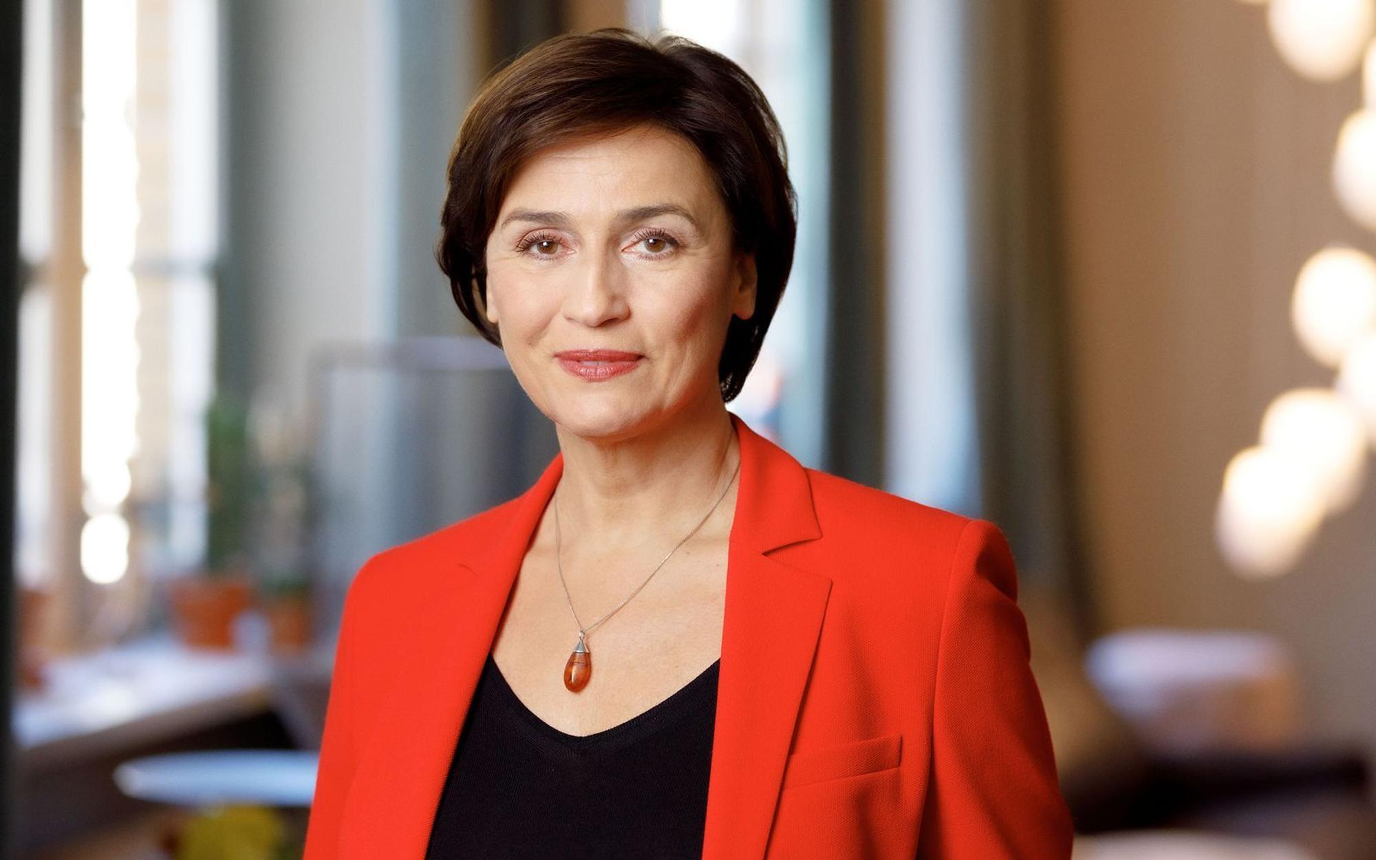 Sandra Maischerberger kennen die meisten als Gastgeberin der nach ihr benannten ARD-Talkshow. (Bild: WDR/Peter Rigaud)