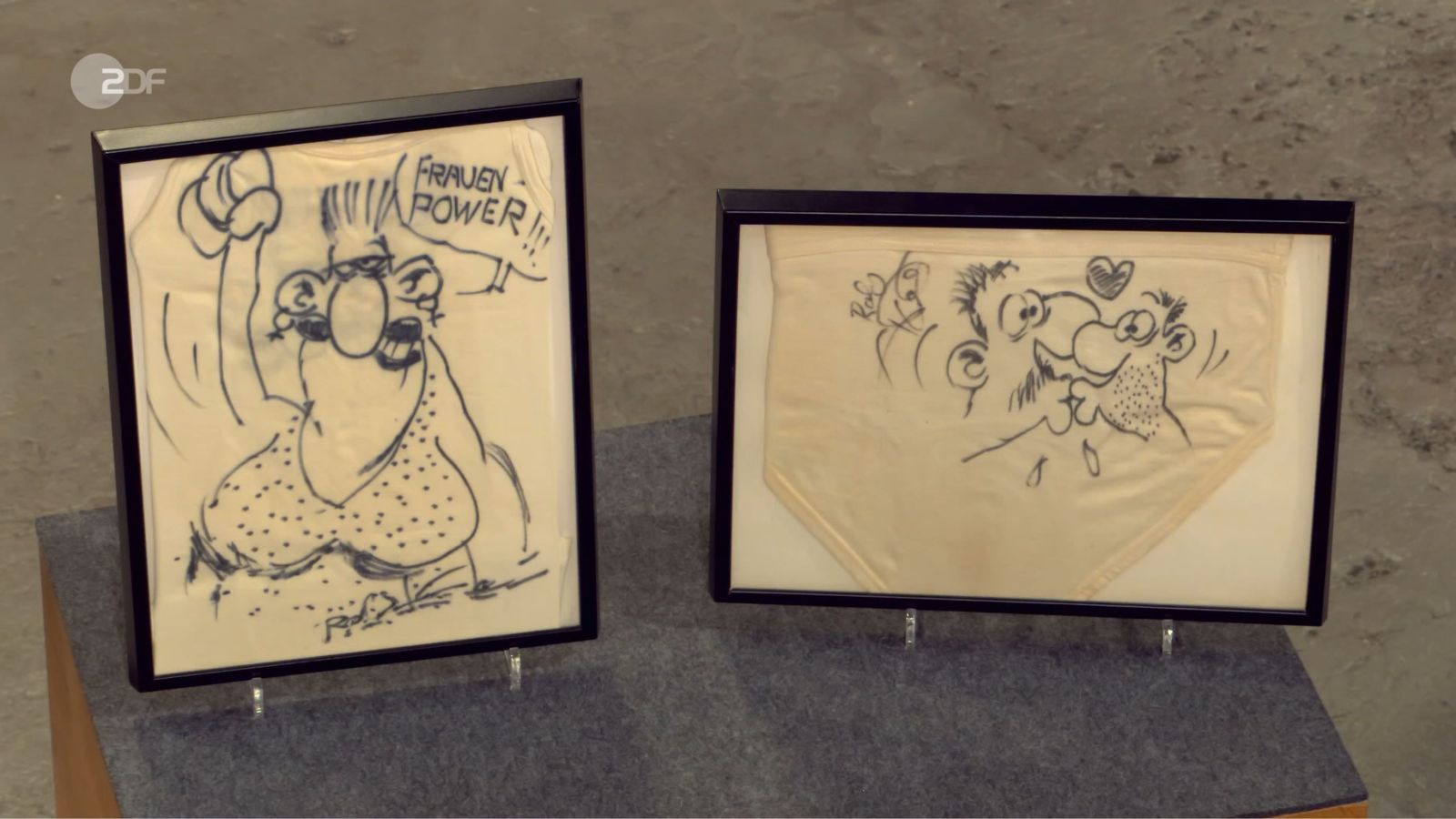 Auf einer Party im Studentenwohnheim bemalte Comic-Künstler Ralf König eine Unterhose und ein Unterhemd mit Karikaturen. „Die coolste Geschichte“, fand Lichter. Andrea und Rainer erhofften sich 1.000 Euro. Die Expertise: bis zu 1.200. Christian Vechtel bezahlte 850. (Bild: ZDF)