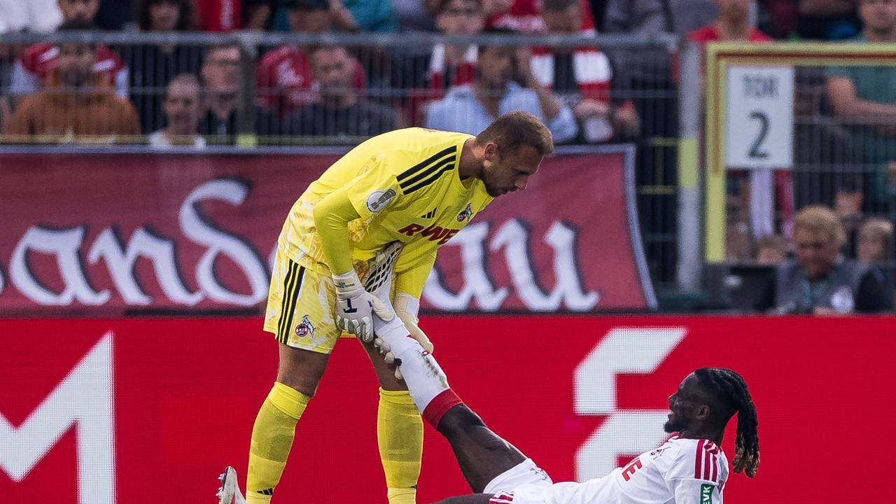 Marvin Schwäbe hilft dem von Krämpfen geplagten Gideon Mensah.