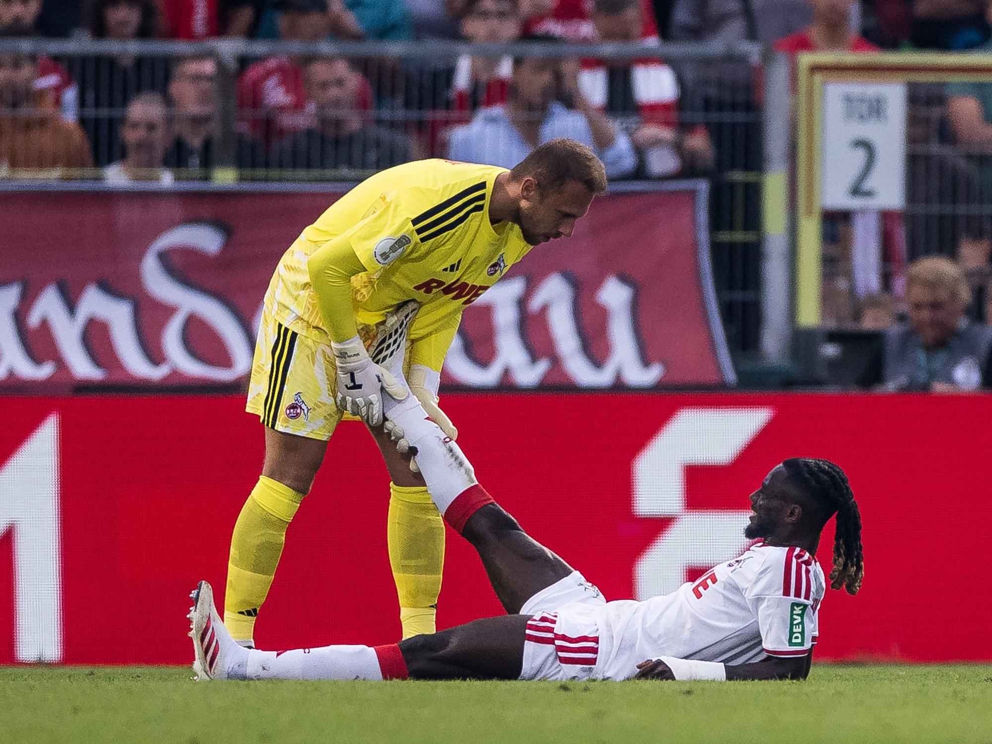 Marvin Schwäbe hilft dem von Krämpfen geplagten Gideon Mensah.