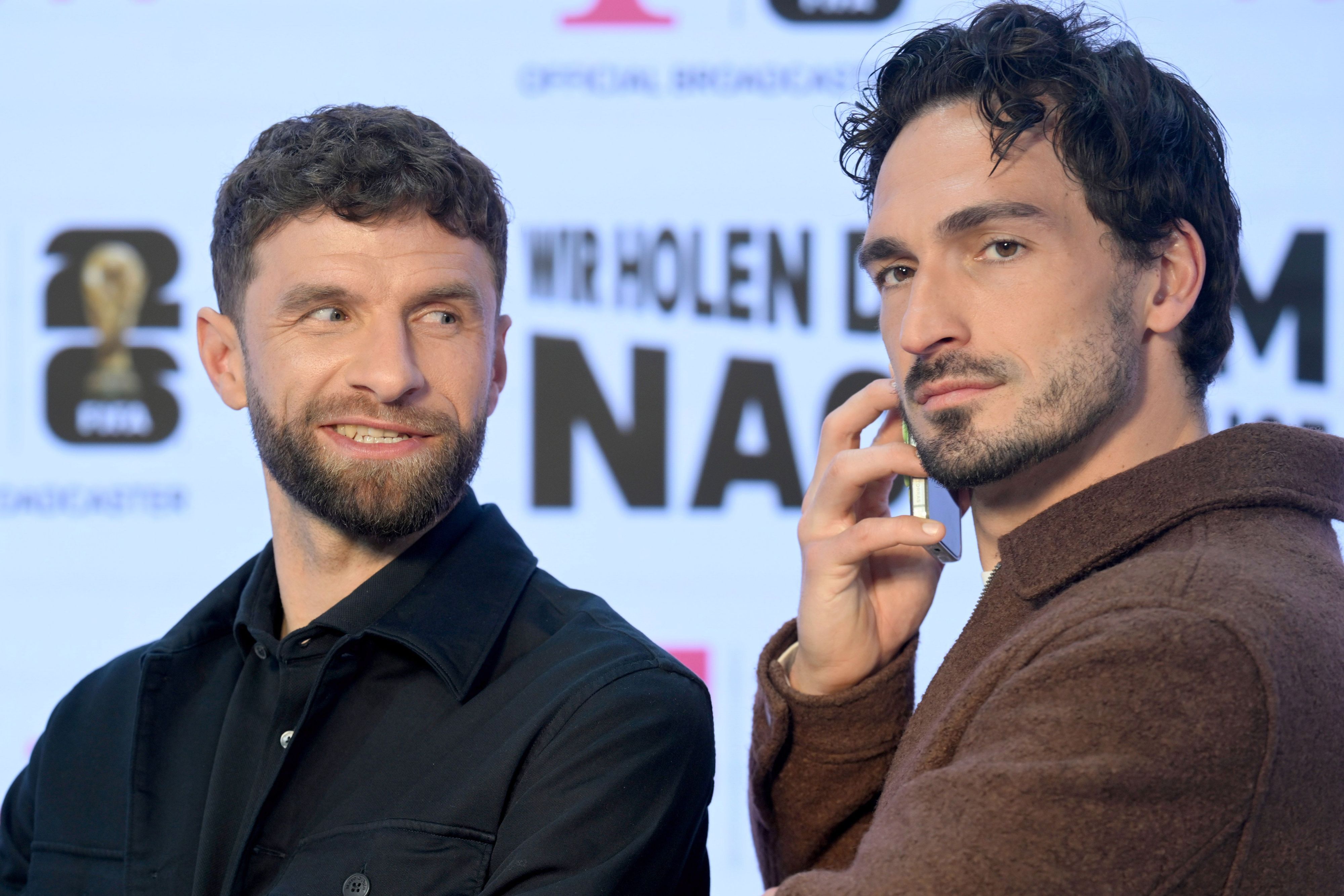 Thomas Müller (l) und Mats Hummels waren im Zuge der WM als TV-Experten für Magenta im Einsatz.