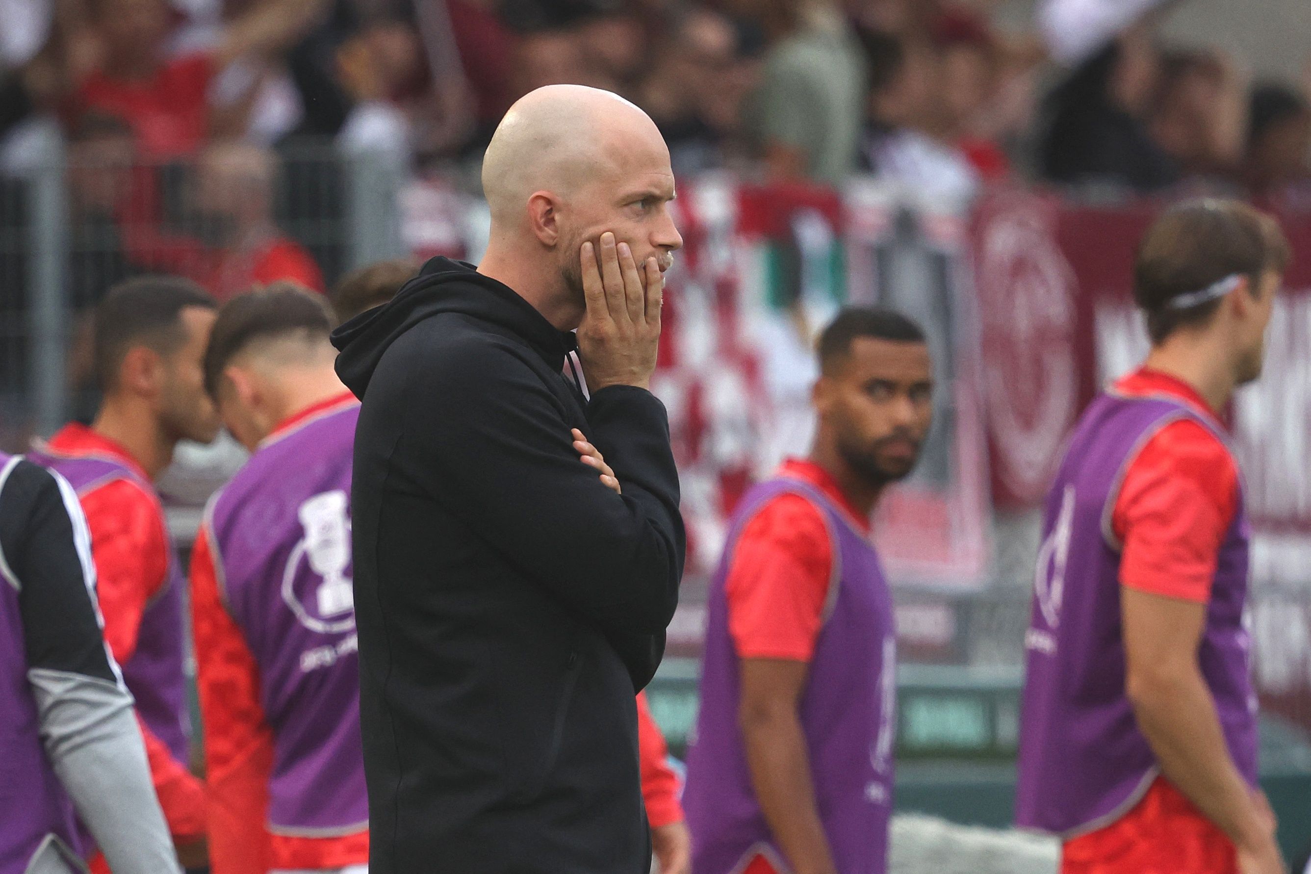 FC-Trainer Wagner steht in Würzburg am Spielfeldrand.