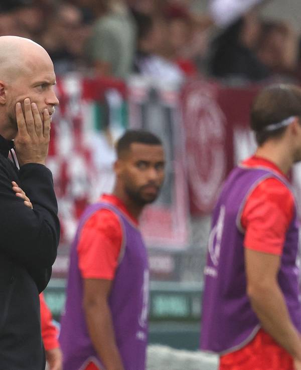 FC-Trainer Wagner steht in Würzburg am Spielfeldrand.